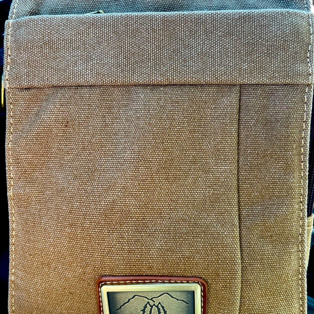 Colorado Crossbody Bag. ✌️♥️👜 - Picture 2 of 5